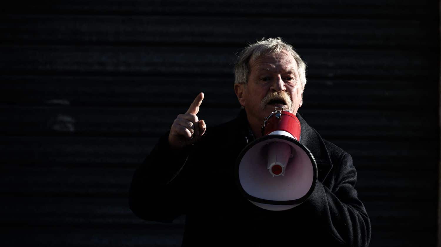 Manifestations des agriculteurs : "À l'heure qu'il est, la crise c'est d'abord un problème de revenus", estime José Bové
          Le militant altermondialiste et ancien eurodéputé écologiste réagit, lundi, au mouvement de colère des agriculteurs.