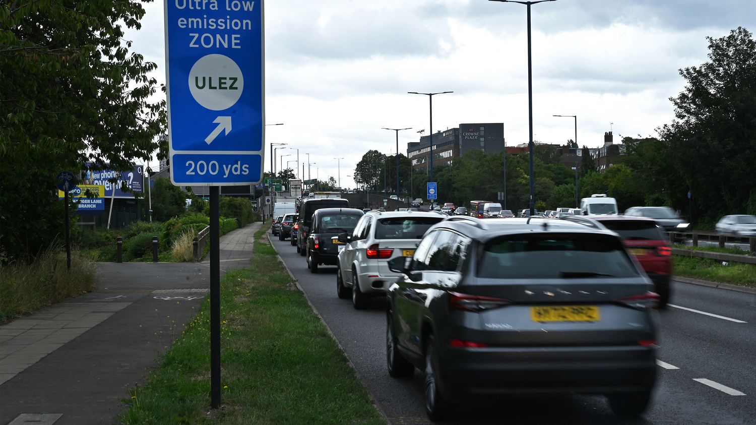 SUV : un accès réglementé au Royaume-Uni et en Suède, une votation à Paris
          Ce dimanche, la ville de Paris a organisé un référendum sur la taxation des voitures les plus imposantes dans le centre-ville. Des mesures semblables ont déjà été adoptées à Londres et Stockholm, nos correspondants nous les détaillent.