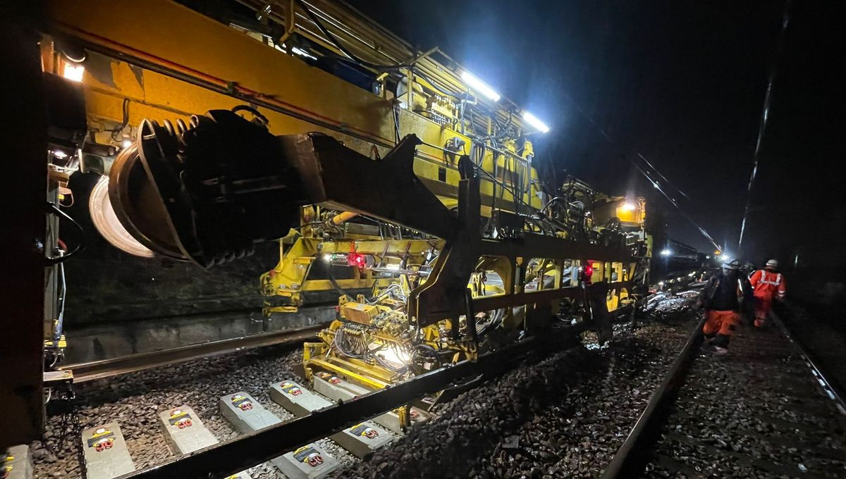 EN IMAGES - Découvrez le train-usine du chantier de la ligne POLT utilisé chaque nuit pendant les travaux