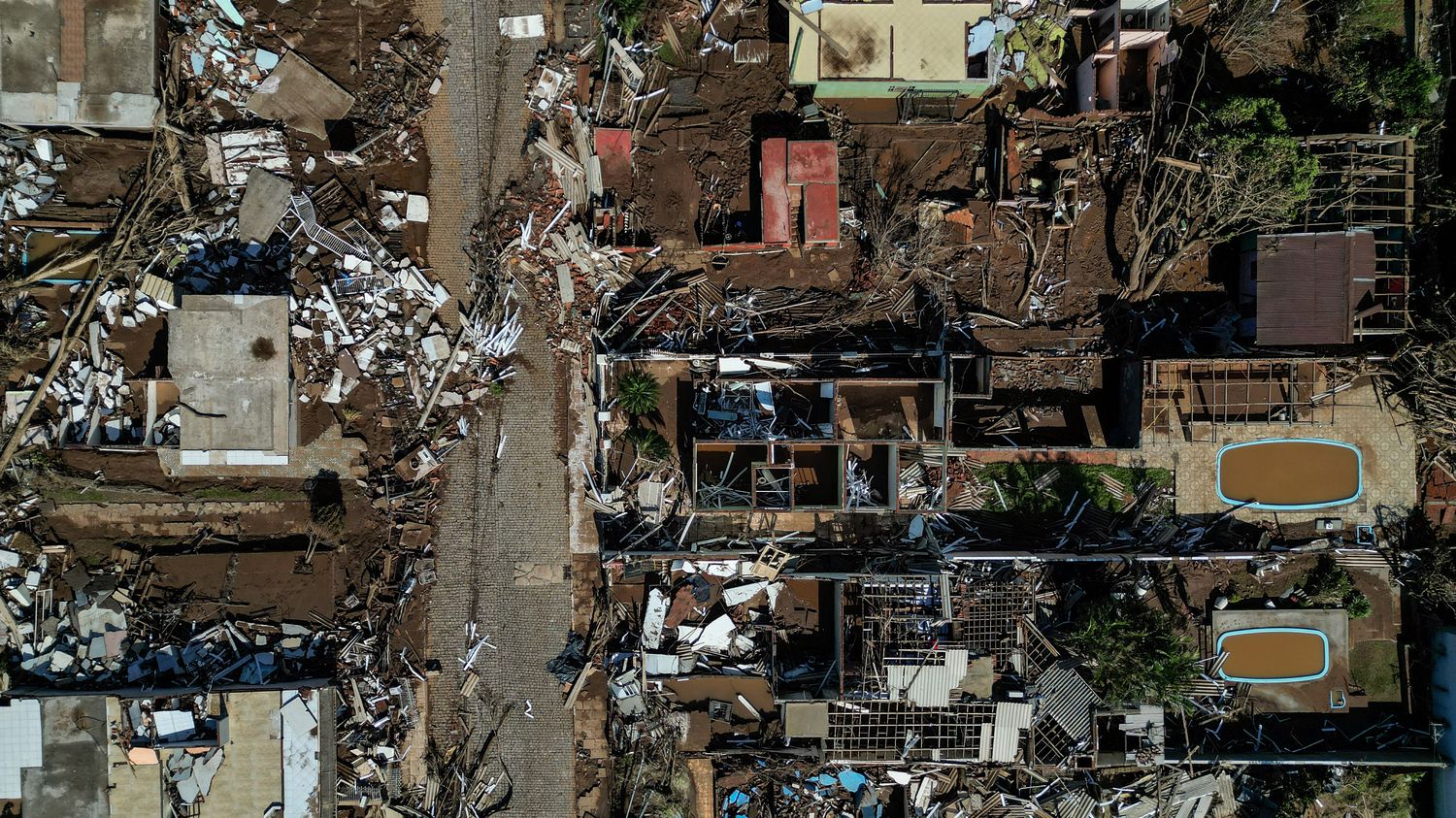 Crise climatique : "En 2023, on a compté plus de 26 millions de déplacements provoqués par des catastrophes", alerte François Gemenne
          Tous les samedis on décrypte les enjeux du climat avec François Gemenne, professeur à HEC, président du Conseil scientifique de la Fondation pour la nature et l'homme et membre du GIEC.