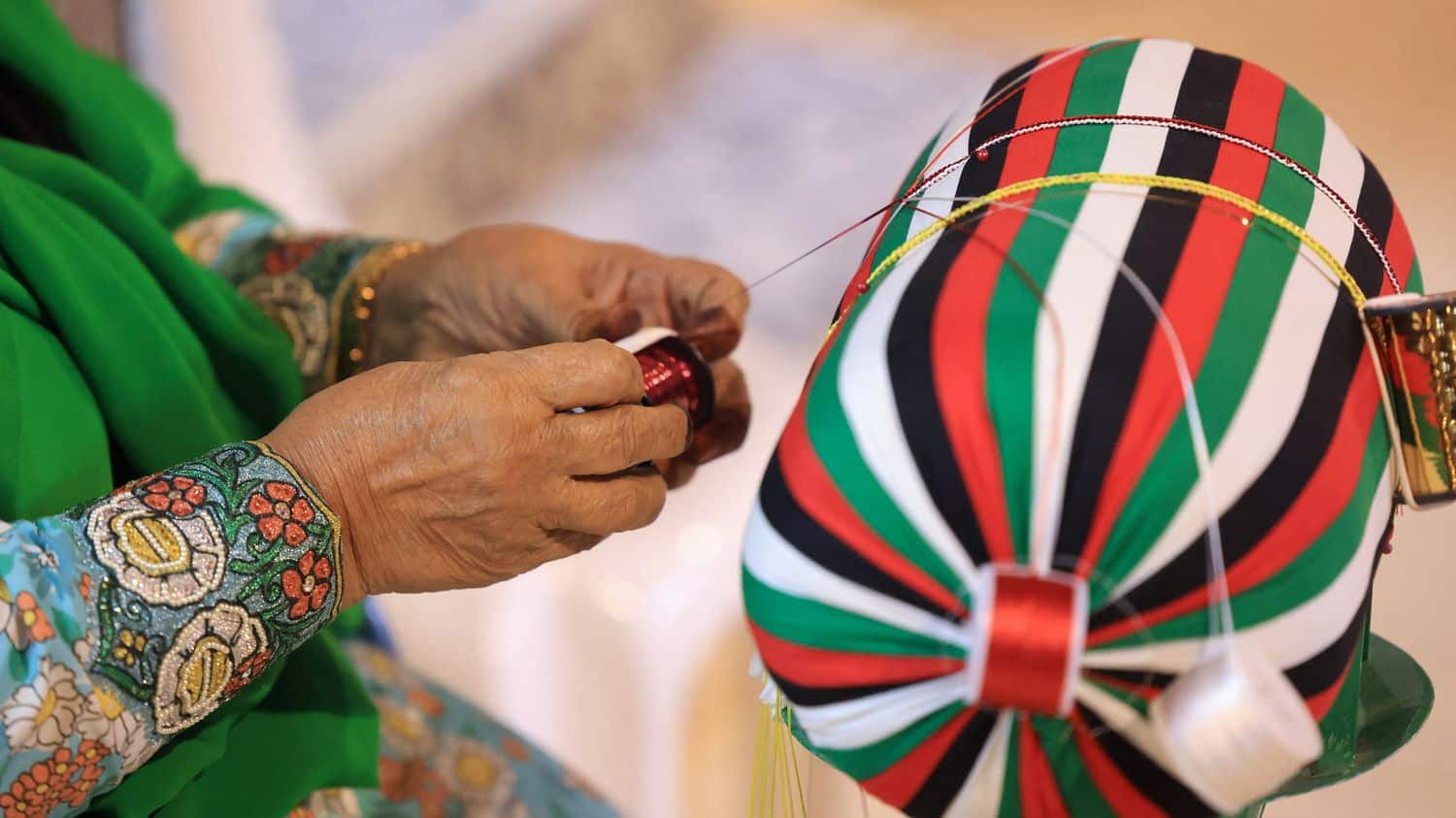 Aux Emirats, des femmes perpétuent l'art du Talli, une broderie traditionnelle menacée de disparition