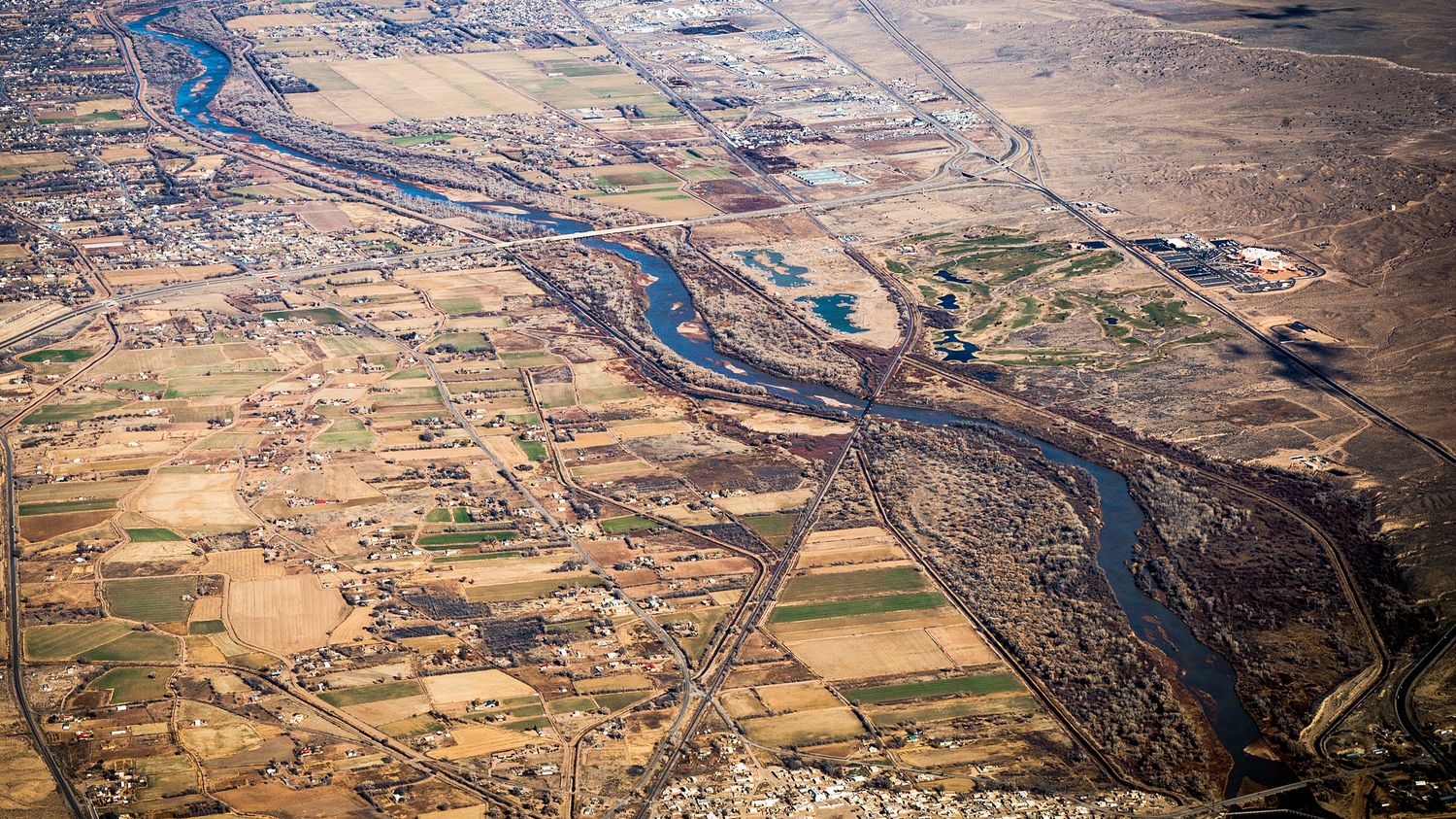 Rio Grande : à la frontière entre le Mexique et les États-Unis, le partage des eaux devient une affaire d’État
          Sur le Rio Grande, un traité datant de 1944 fixe les règles sur le partage des eaux entre les deux pays, suivant les méandres de l'immense fleuve frontière. Mais les volumes indiqués et attendus sont-ils toujours d'actualité avec l'assèchement du fleuve ?