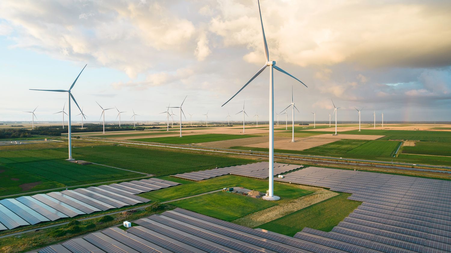 Énergie, électricité : fournisseurs, évolution des prix, relations clients, comment choisir une offre
          Une énergie plus verte et surtout moins chère, avouez que c’est tentant au moment où les prix de l’électricité s’envolent ! Est-il toujours intéressant de changer de fournisseur ?