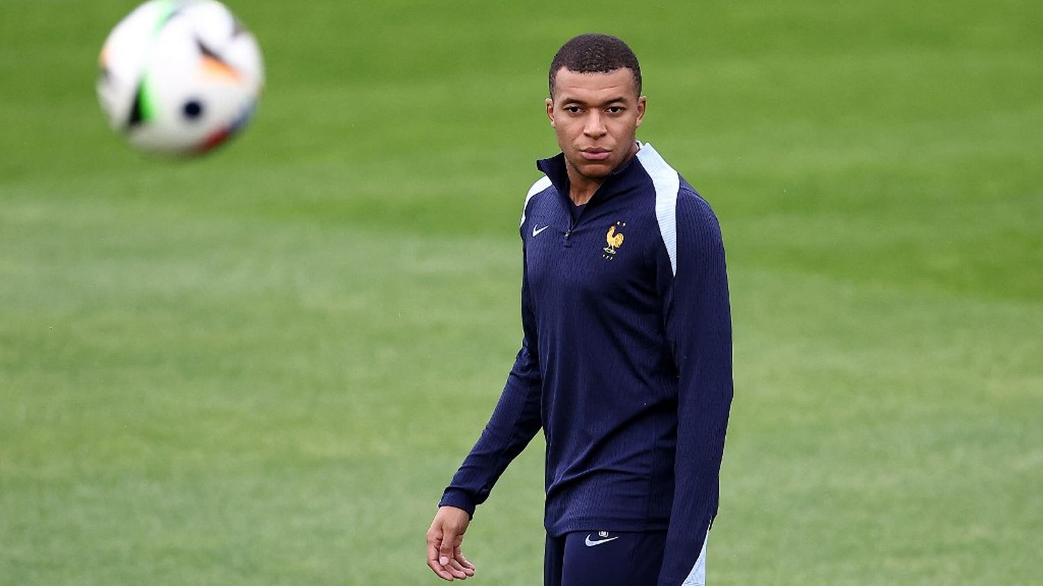 Édito



  

  
  

      

  

  
    Législatives 2024 : quel impact pour les prises de position de Kylian Mbappé et des autres sportifs ?
          Alors que Kylian Mbappé, capitaine de l'équipe de France de football, a exhorté, dimanche, les Français à "voter contre les extrêmes" lors des élections législatives, d'autres sportifs ont clairement appelé à faire barrage au Rassemblement national.