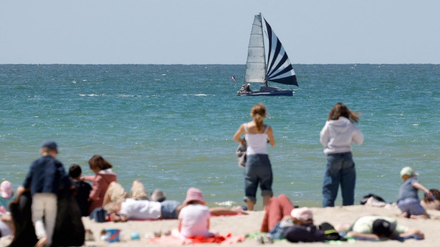 Météo : malgré le "décrochage polaire", la fraîcheur actuellement ressentie ne semble pas être au menu de l'été
          Les températures en France sont actuellement inférieures aux normales de saison en raison de la présence d'une poche d'air froid qui se maintient normalement sur l'Europe du Nord, mais ça ne devrait pas durer.