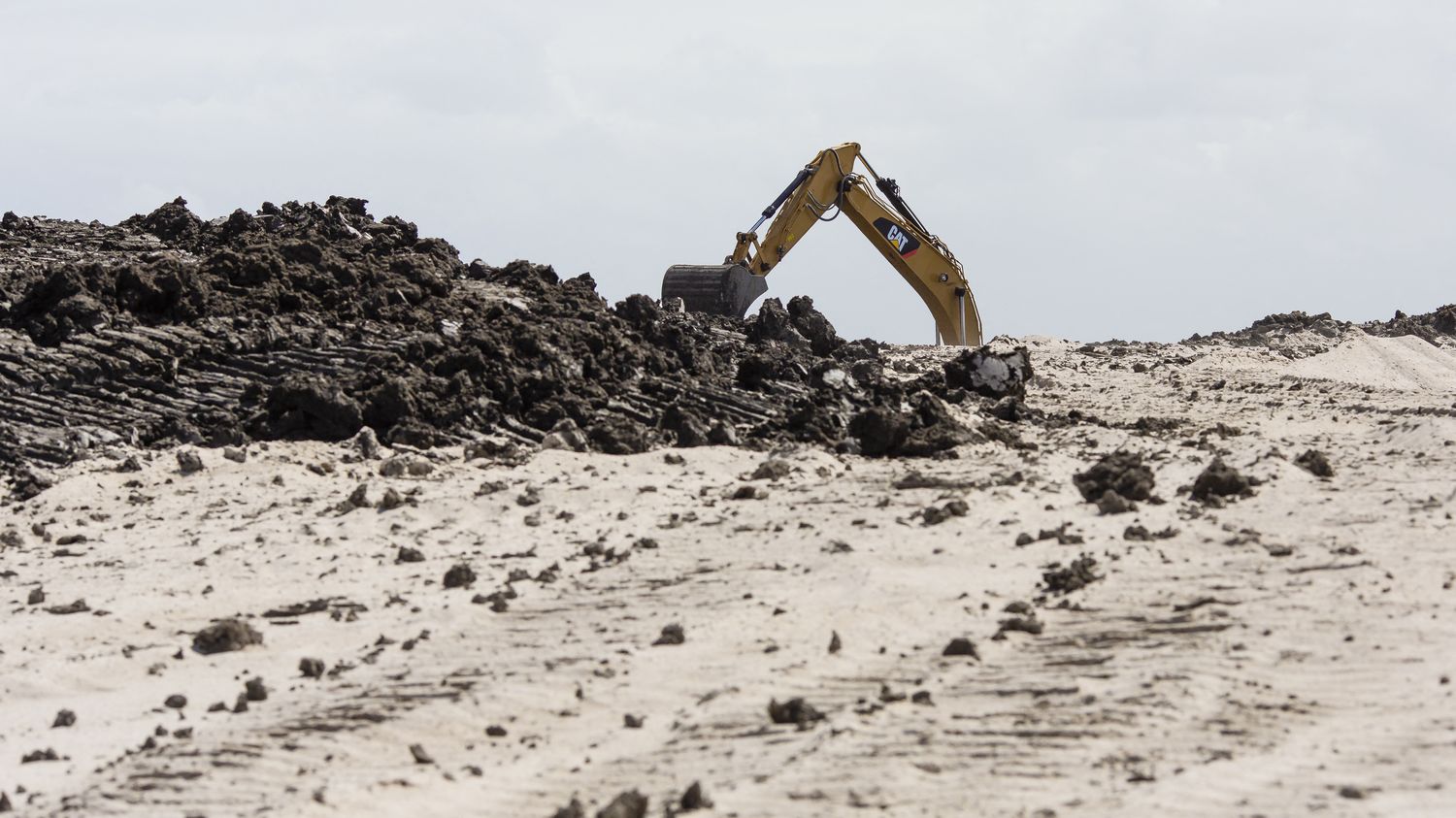 Reportage



  

  
  

  
  Aux Maldives, prélever du sable permet de surélever les terres mais détruit l'environnement marin