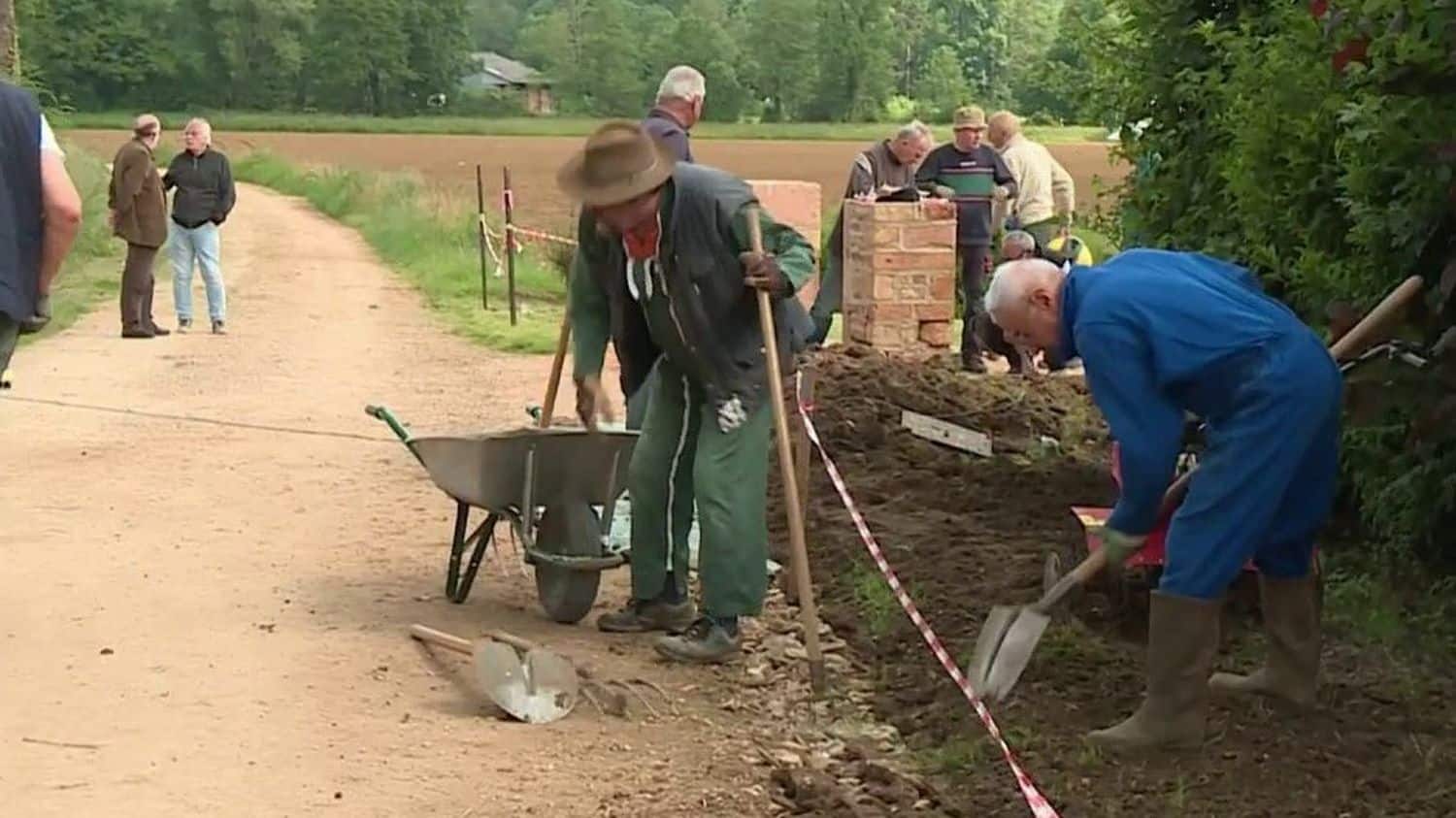 Saône-et-Loire : des retraités rénovent le patrimoine de leur commune