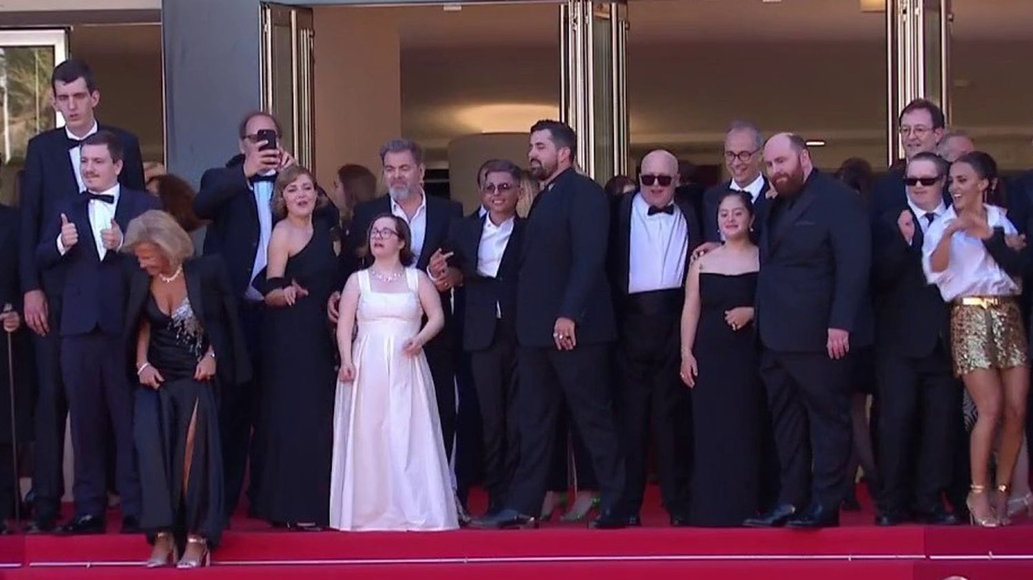 Festival de Cannes : l'équipe du film "Un p'tit truc en plus" a monté les marches sous les applaudissements