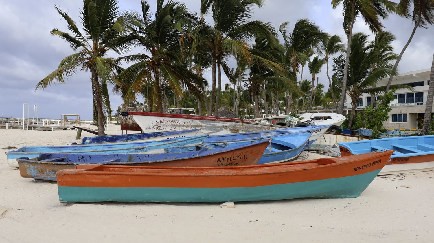 Climat : Béryl, un ouragan exceptionnellement précoce pour la région des Caraïbes
          Dans les Caraïbes, l’ouragan Béryl continue d’avancer, mardi, avec des vents dépassant, les 200 km/h. Il s'agit d’un ouragan d’une force exceptionnelle , il vient de passer en categorie 5.