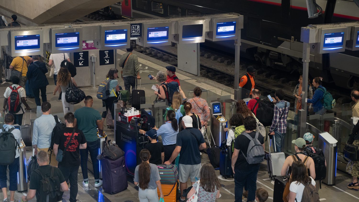 La SNCF se dit victime "d'une attaque massive pour paralyser le réseau" des TGV