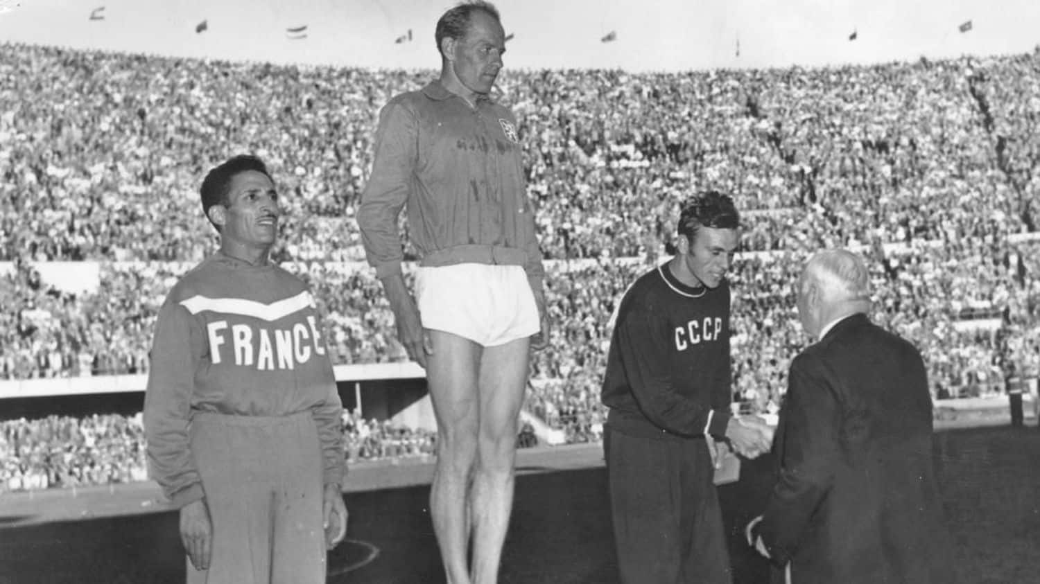 C'étaient les Jeux olympiques : Zátopek, la légende !
          Dans "Micro européen", Jiri Hnilita évoque Emil Zátopek, une légende de la course à pied, de la course de fond au marathon, on l'appelait la locomotive. Il était tchécoslovaque.