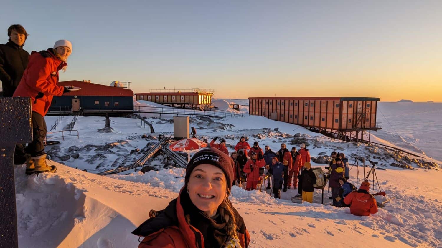 Podcast



  

    
      
    
      

  

  
    "Ma vie en Antarctique" (5/6) : la vie quotidienne
          Sophie Faille, urgentiste, a été retenue pour être pendant 15 mois le médecin de la base scientifique française Dumont d'Urville en Antarctique. Le 5e épisode nous plonge dans la vie quotidienne des habitants.