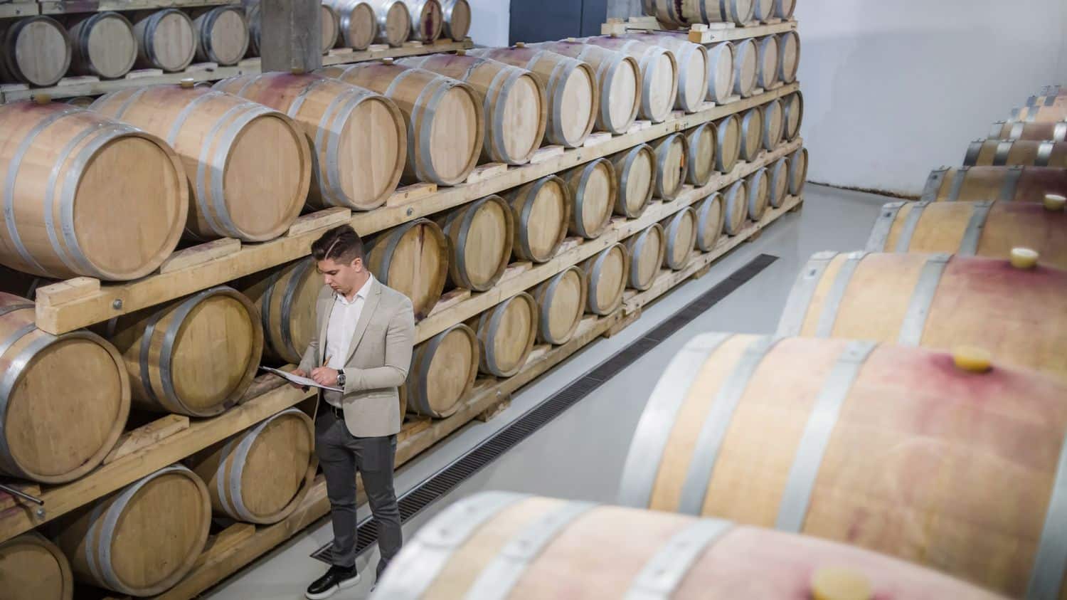 Les défis de la vigne et du vin : selon Jean Viard, "les agriculteurs et les consommateurs sont dans une bataille très forte face à l'évolution du climat"
          À l'occasion du Congrès mondial de la vigne et du vin, du 14 au 18 octobre à Dijon, et d'une conférence ce week-end, réunissant les ministres de l’agriculture des pays membres de l’Organisation internationale de la vigne et du vin, le sociologue Jean Viard évoque les défis d'adaptation de cette filière, face à l'évolution climatique.