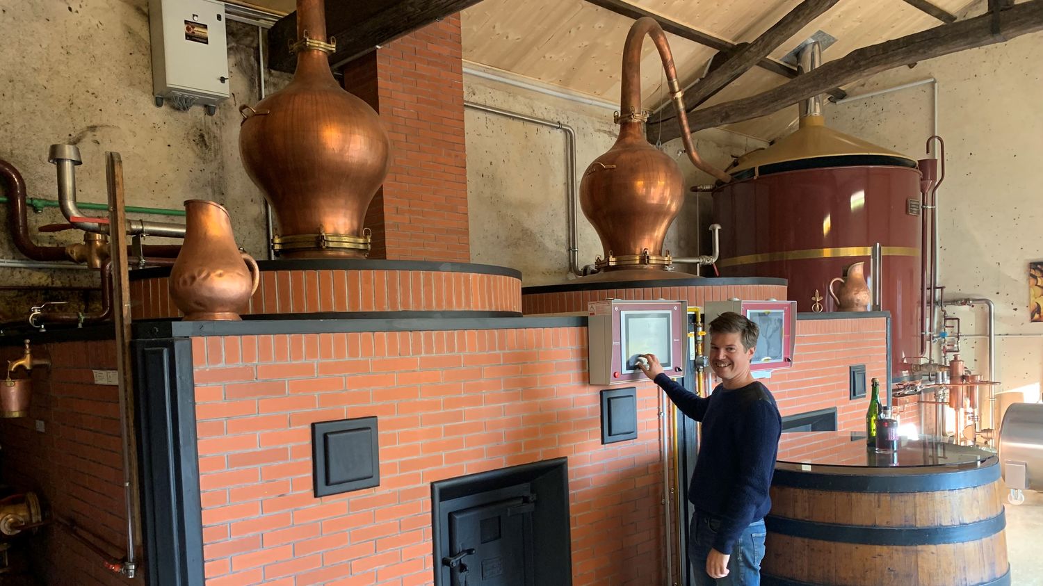 "Distillation" : les producteurs de Cognac entament leur campagne de distillation, à l’heure des tensions douanières avec la Chine
          Les vendanges s'achèvent dans le Cognaçais, une région où les viticulteurs sont inquiets des mesures prises par la Chine à leur encontre. Ils vont entamer la distillation dans une ambiance morose.