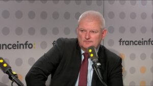 Fin de vie : l'acquittement de Bernard Pallot est un message adressé "par le peuple français aux députés et sénateurs", estime Olivier Falorni
          Bernard Pallot a étranglé son épouse atteinte d'une maladie incurable, "à sa demande". Un "geste d'amour", a expliqué le sexagénaire au tribunal. "Il faut une loi pour répondre aux besoins des gens qui vont mourir", plaide Olivier Falorni, rapporteur général du projet de loi sur la fin de vie.