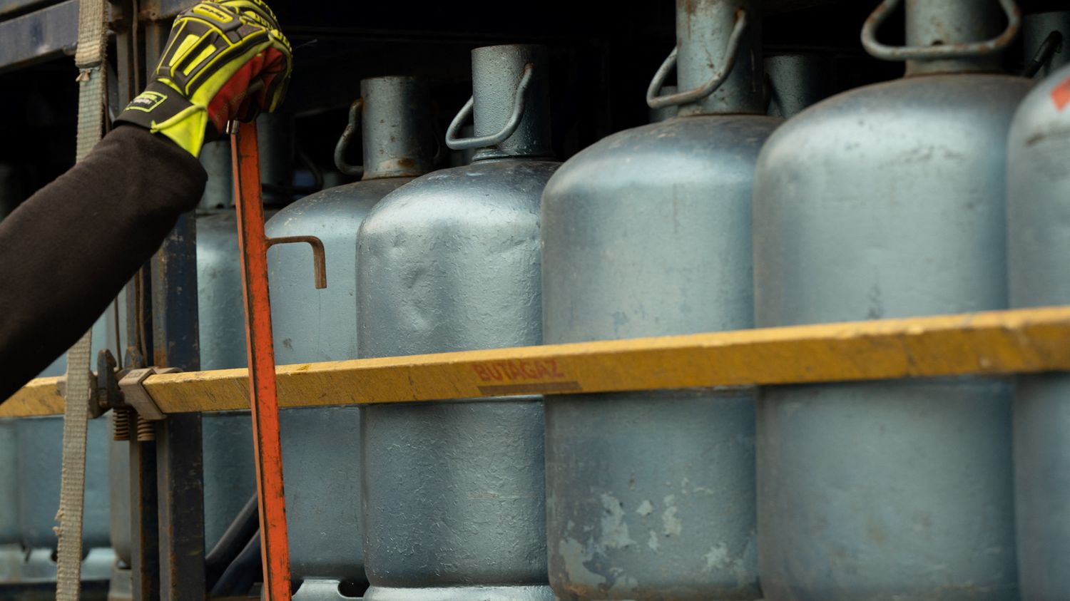 Le stockage des bouteilles de gaz chez soi est dangereux
          Beaucoup trop de bouteilles de gaz pleines ou quasi pleines restent à notre domicile ou dans notre jardin. Elles représentent un risque réel, soit d'explosion, soit pour l'environnement.