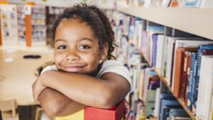 Comment la lecture peut-elle enrichir les vacances des enfants ?
          Les vacances de la Toussaint viennent tout juste de commencer, et si vous cherchez des idées pour occuper vos enfants, pourquoi ne pas les inciter à plonger dans les livres ? Amélia Matar nous rappelle à quel point la lecture peut enrichir ces périodes de repos scolaire.