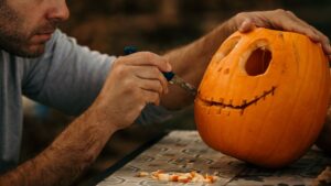 Halloween : un navet et pas une citrouille, un personnage ivrogne et avare... les véritables symboles aux origines de la fête
          En ce jour d'Halloween, la citrouille est à l'honneur. Pourtant c'est bien un navet qui est aux origines de cette fête celtique antique. Un navet et un personnage haut en couleur qui rappelle un peu Faust.