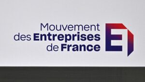 Budget : "Dans ce climat d'incertitude, beaucoup d'entreprises reportent leurs investissements et décalent les embauches prévues", s'alarme le Medef